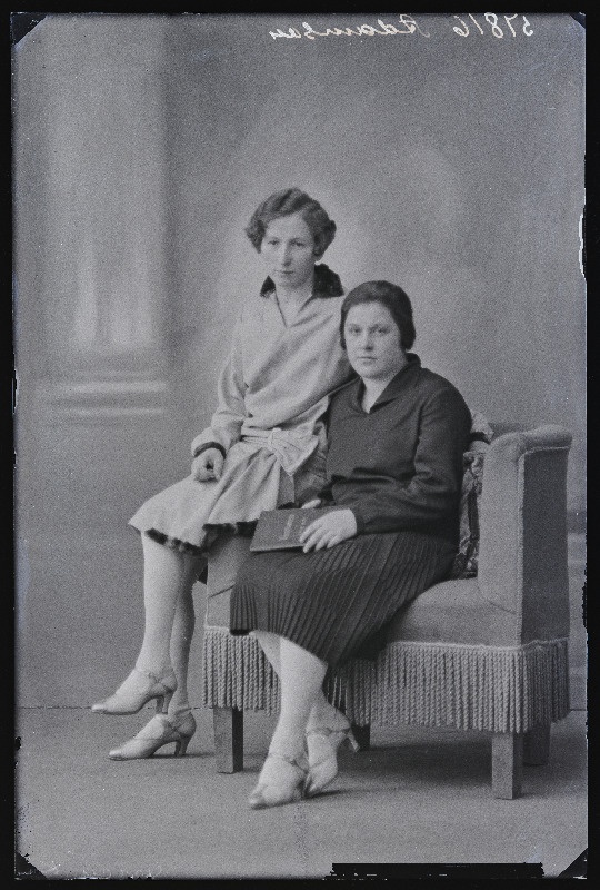 Kaks naist, (foto tellija Adamson).