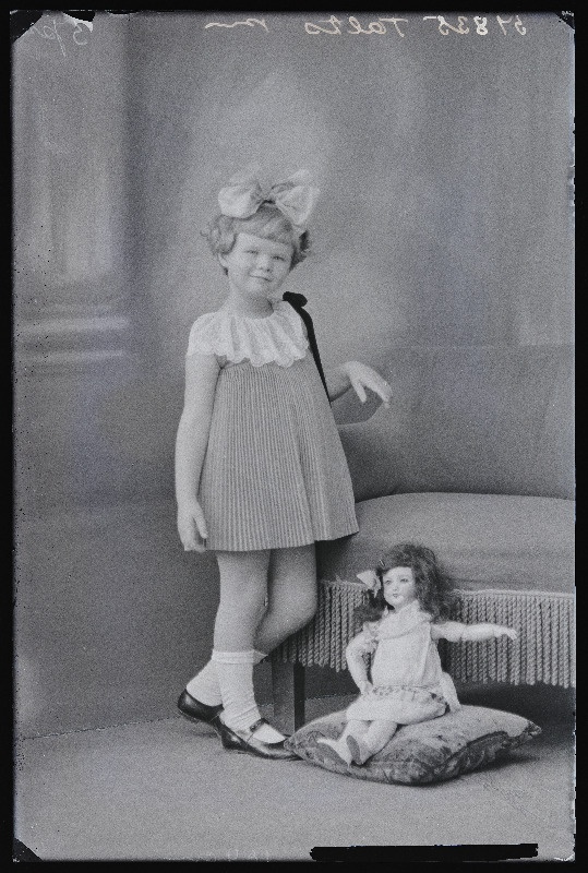 Taltsi tütar nukuga.