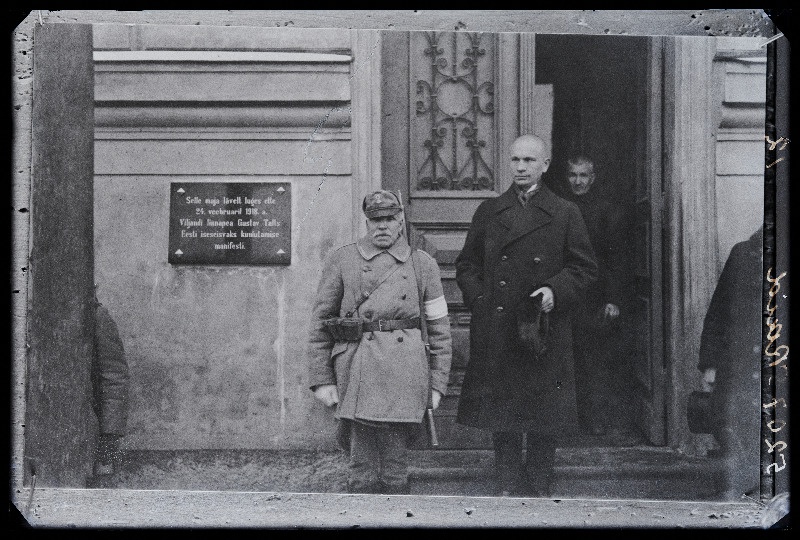 Viljandi linnapea August Maramaa mälestustahvli avamisel Rahukogu (Ringkonnakohtu) maja seinal.  Mälestustahvli tekst: Selle maja lävel luges ette  24.02.1918. a. Viljandi linnapea Gustav Talts Eesti iseseisvaks kuulutamise manifesti, (03.12.1928 fotokoopia, tellija Raid).