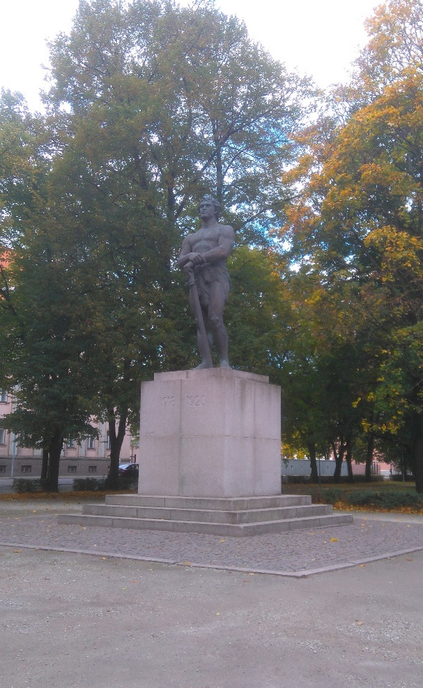 Mälestusmärk: Kalevipoeg Emajõe pargis. Tartu, 1930-1940. rephoto