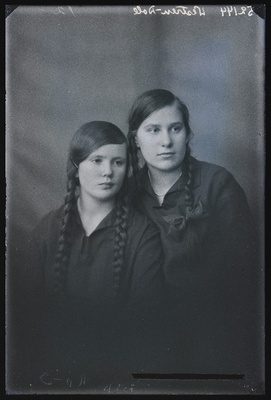 Westren-Dolli tütred.  duplicate photo