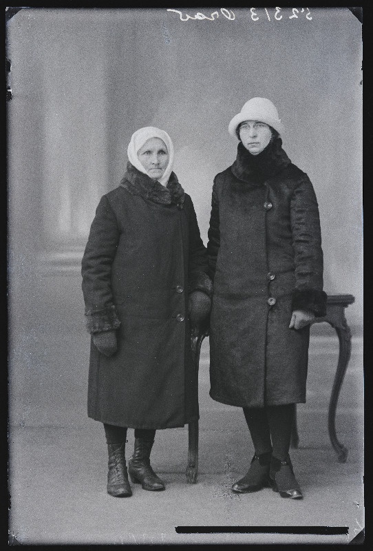 Kaks naist, (foto tellija Orav).
