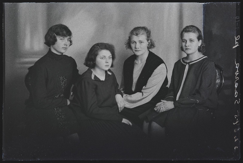 Grupp naisi, (foto tellija Saarva).