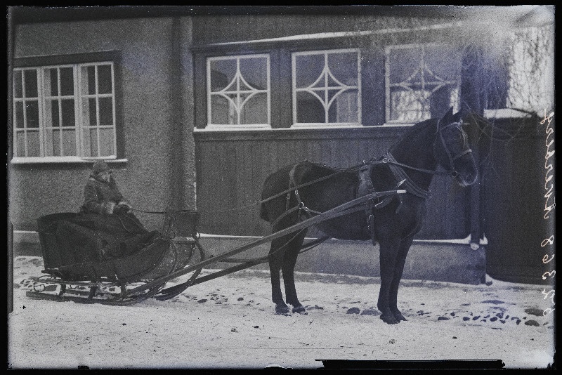 Ackerberg (Akerberg) saanis fotograaf Jaan Rieti ateljeemaja juures Koidu tänaval.