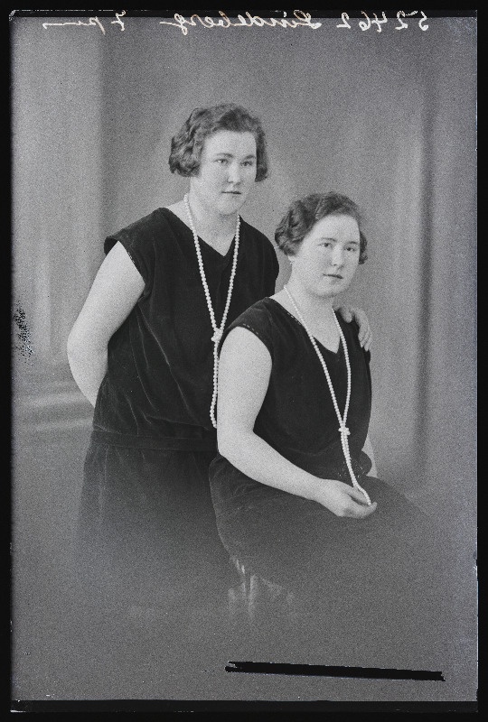 Prl Alvine Lindeberg õega, (Ollepa küla).