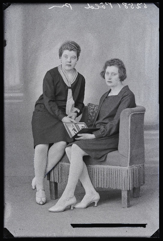 Kaks naist, (foto tellija Põld).