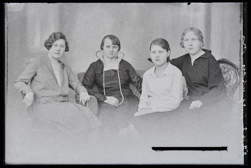 Grupp naisi, (foto tellija Jürgenson).
