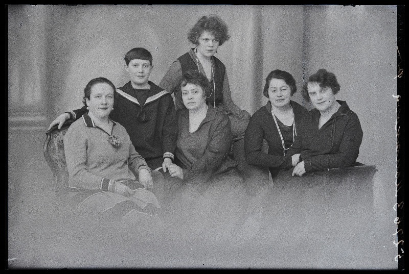 Grupp naisi ja noormees, (foto tellija Monakova).