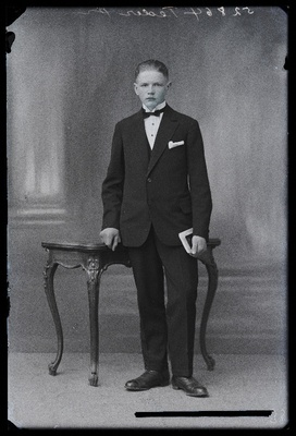 Leerilaps Jaan Teder.  similar photo