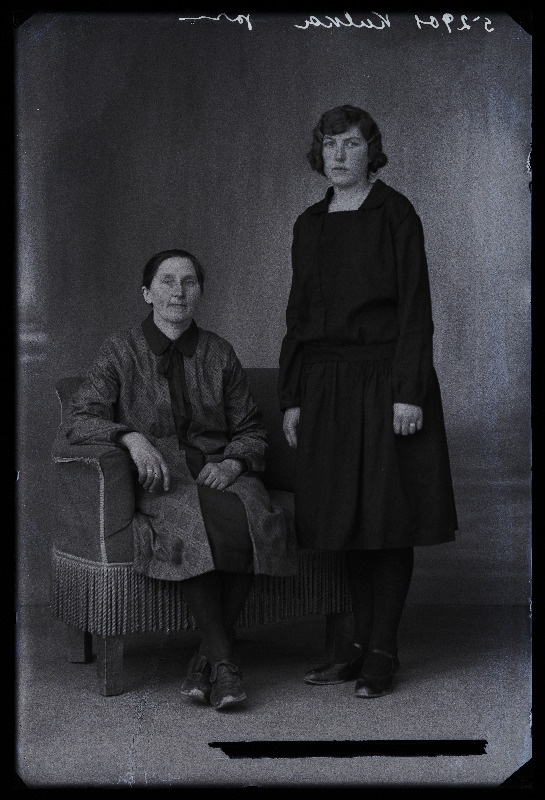 Kaks naist, (foto tellija Tiina Kulka, Õisu vald, Adra talu).