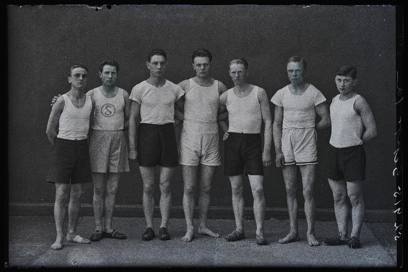 Grupp meessportlasi, (foto tellija Sepp).