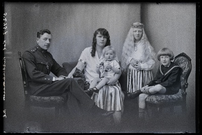 5. Suurtükiväegrupi ülema kolonelleitnant Georg Kirschbaum (Jüri Hellat) abikaasa Beatha ja lapsed Arno, Beata Margaretha ja Jüri.  similar photo
