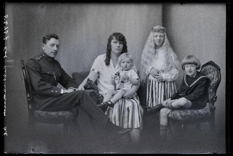 5. Suurtükiväegrupi ülema kolonelleitnant Georg Kirschbaum (Jüri Hellat) abikaasa Beatha ja lapsed Arno, Beata Margaretha ja Jüri.