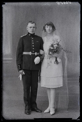 Noorpaar, 5. Suurtükiväegrupi sõjaväelane Liiv abikaasaga.  duplicate photo
