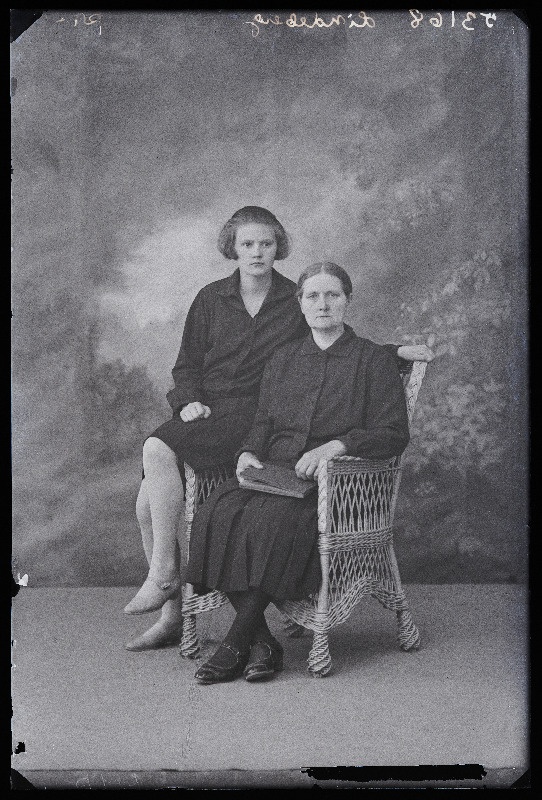 Kaks naist, (foto tellija Lindeberg).
