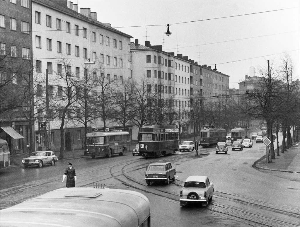 Liikenteenohjausta Töölöntullin kohdalla Tukholmankadun ja Mannerheimintien risteyksessä.