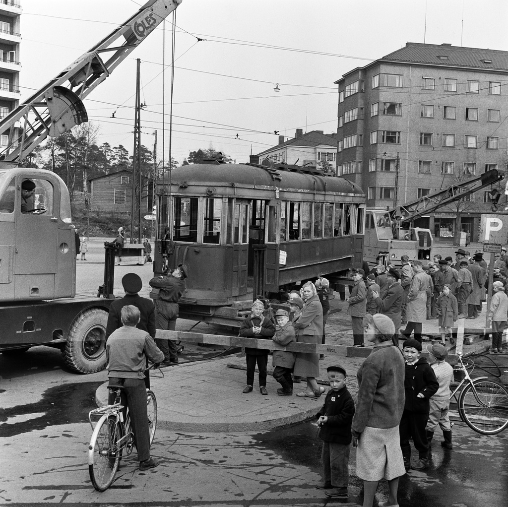 Kaatuneen raitiovaunun koria siirretään Töölöntullin kohdalla Mannerheimintien ja Tukholmankadun risteyksessä.
