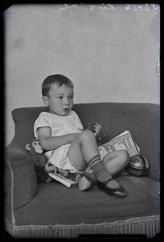Poiss mänguasjadega, (foto tellija Kink).