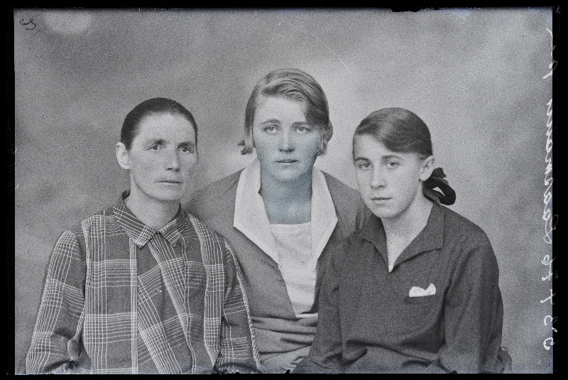 Grupp naisi, (foto tellija Laasmann).