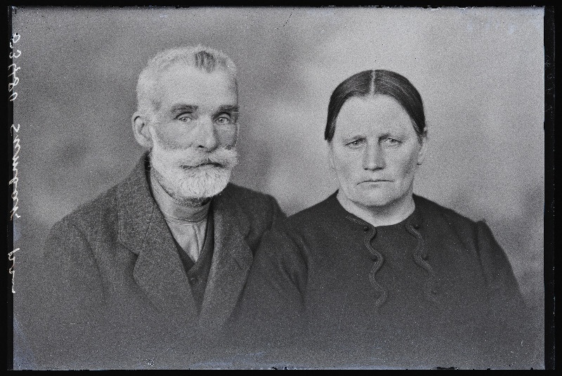 Peeter Sumbak naisega.