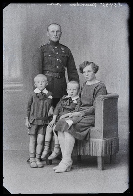 Sõjaväelane kapten Hans Jaakson (Ants Sudemäe), abikaasa Mathilde, pojad Väino ja Kalle.  duplicate photo