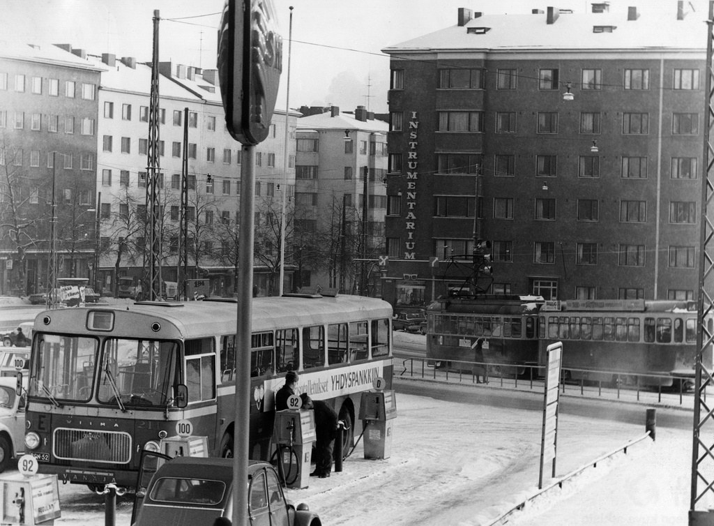 Bus tanking at Shell Oy's Industrial Customs Station, Stockholmkatu1