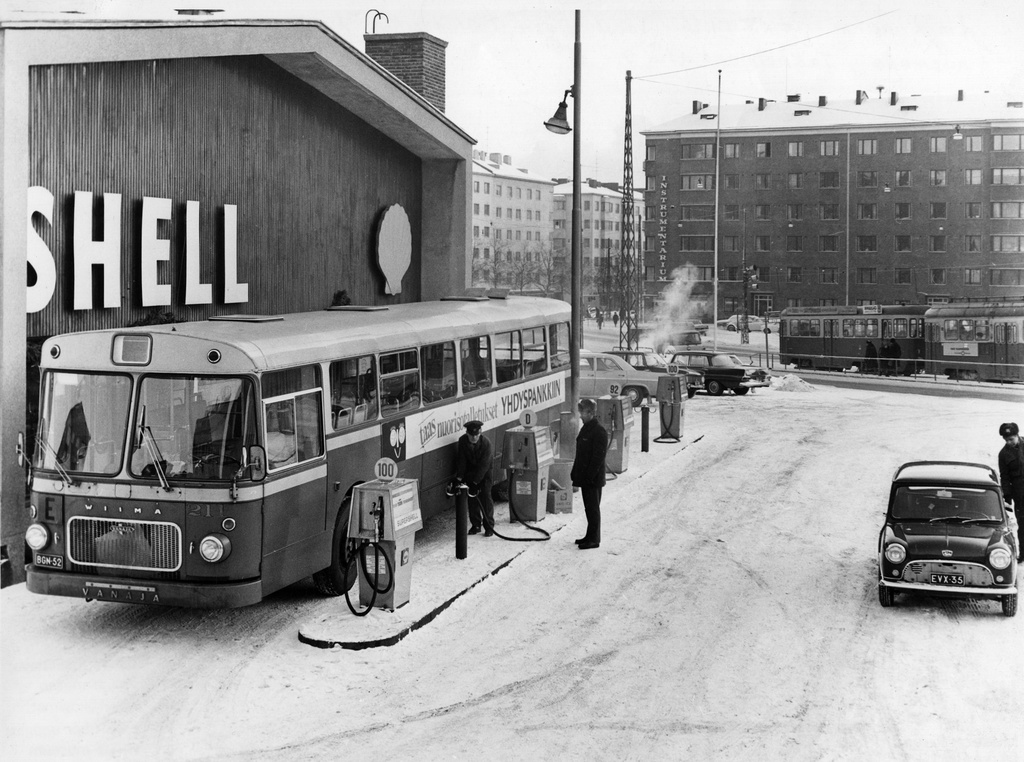 Linja-auton tankkausta Shell Oy:n Töölöntullin huoltoasemalla, Tukholmankatu1.