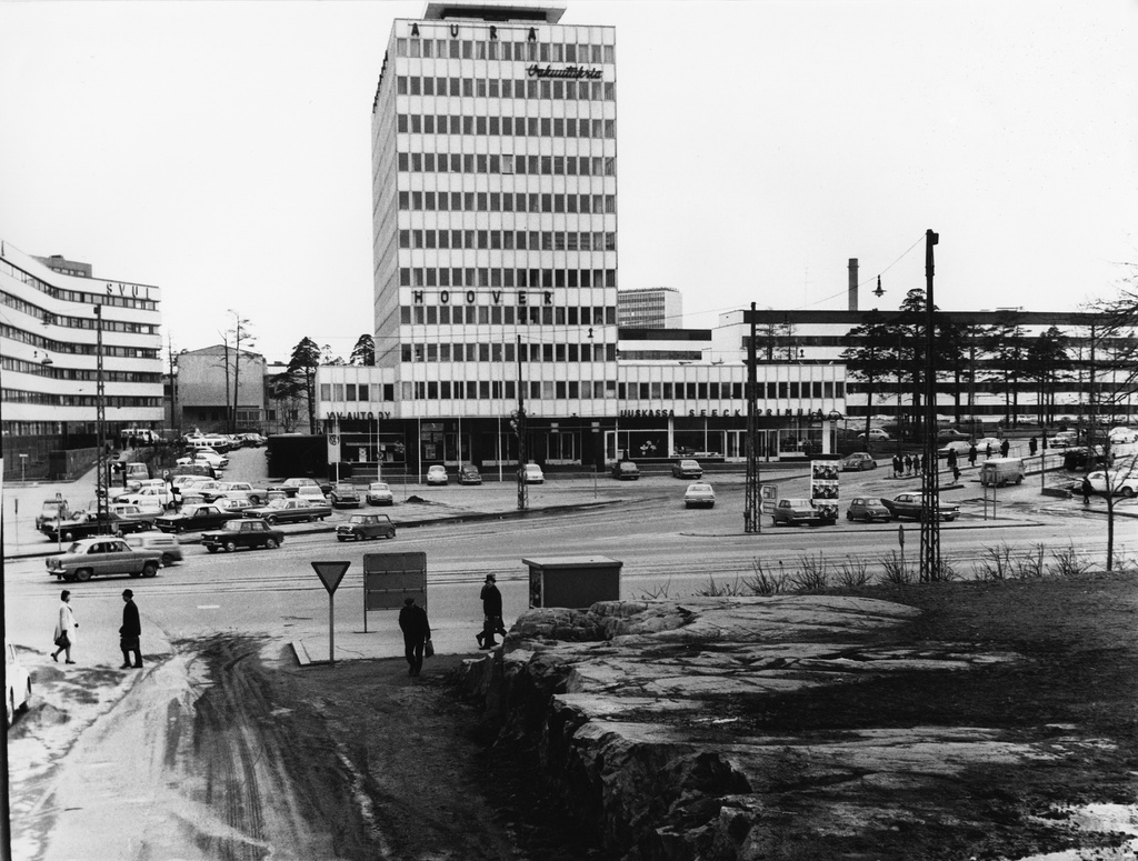 Working roof, crossings of Mannerheimintien and Stockholm Street