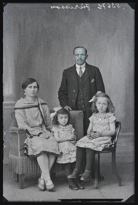 Perekond Jürisson.  similar photo