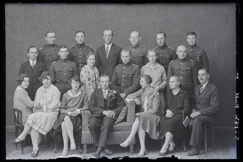 Grupp sõjaväelasi ja tsiviilisikuid, (foto tellija Kull).