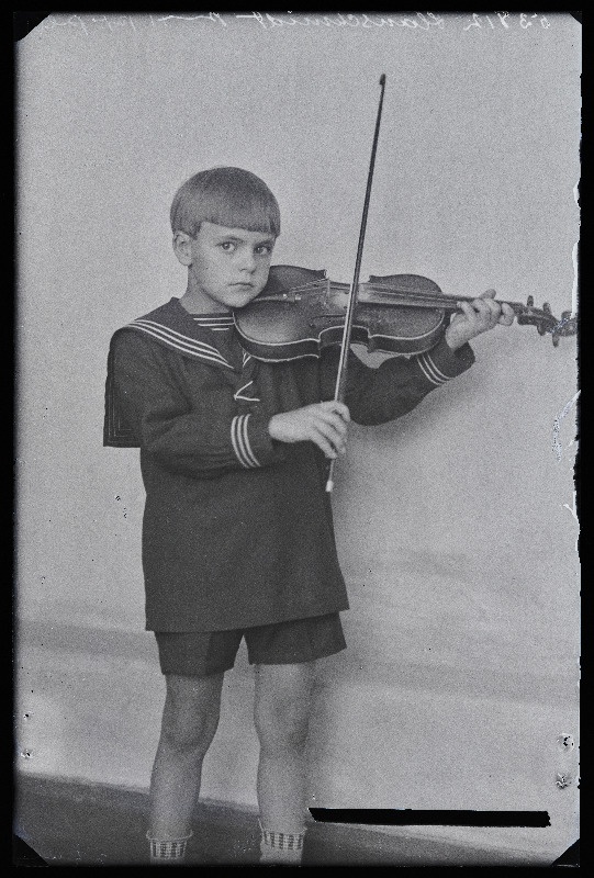 Hanschmidti poeg viiuliga.