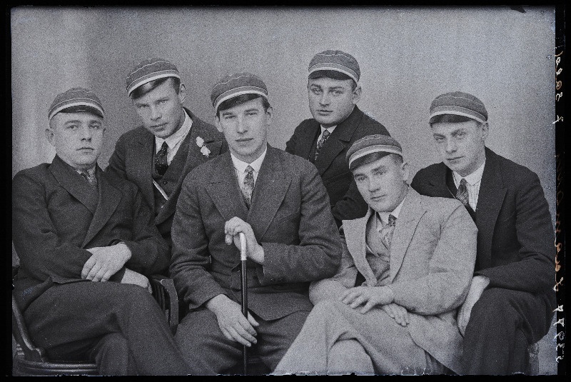 Grupp teklites noormehi, (foto tellija Laamann).