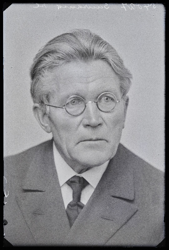 Kirjamees, kirjastaja, kunstnik, seltsi- ja sporditegelane Anton Suurkask.