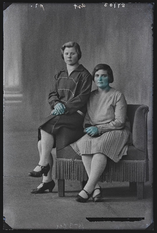 Kaks naist, (foto tellija Ast).