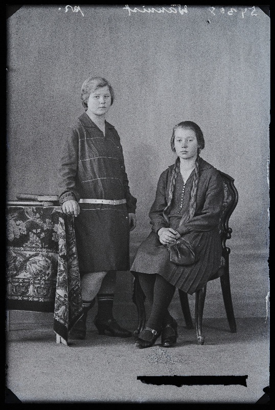 Kaks neiut, (foto tellija Vannist).