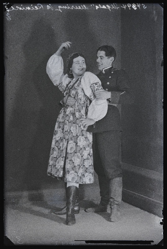 Ugala teatri näitlejad Elfriede Reinike (Riina Reinik) ja Alfred Meering (Mering) lavakostüümides.