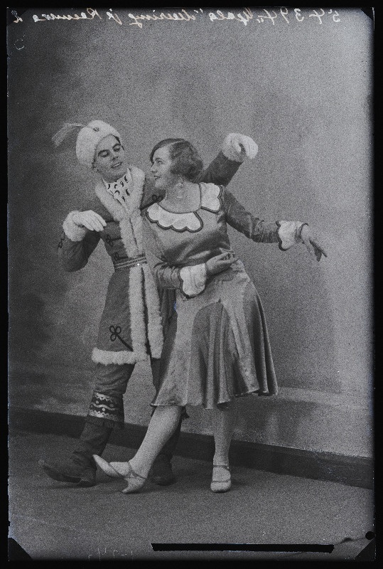 Ugala teatri näitlejad Elfriede Reinike (Riina Reinik) ja Alfred Meering (Mering) lavakostüümides.