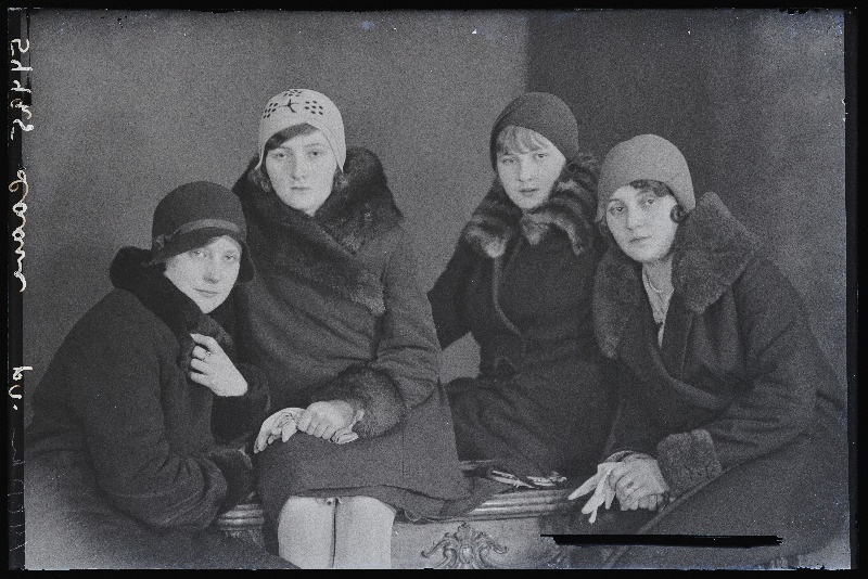 Grupp naisi, (foto tellija Laane).