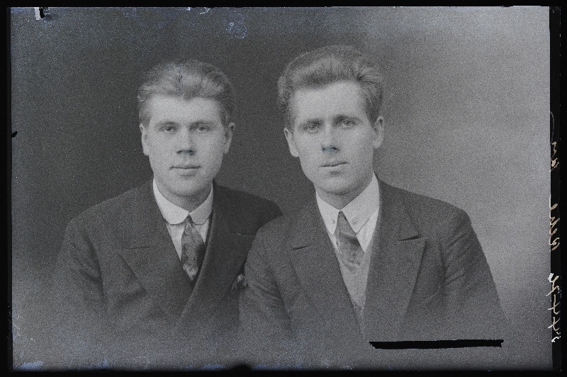 Kaks noormeest, (foto tellija Rehepapp).