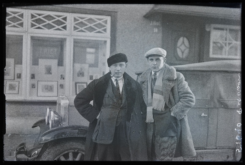 Kaks meest Posti tänaval fotograaf Jaan Rieti ateljeemaja ees sõiduauto juures, (foto tellija Peterson).