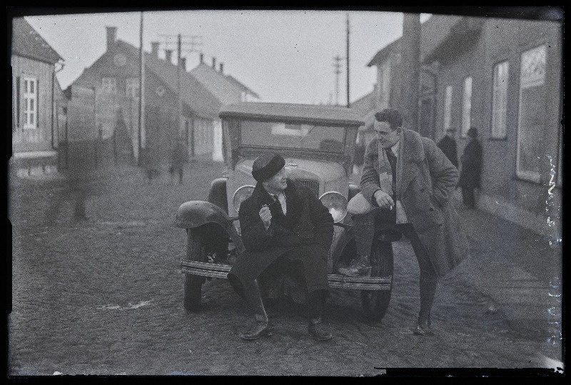 Kaks meest Posti tänaval fotograaf Jaan Rieti ateljeemaja ees sõiduauto juures, (foto tellija Peterson).