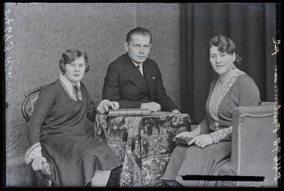 Grupp inimesi, (foto tellijad Rikmann, pr Pohlmann Tallinnast).  similar photo