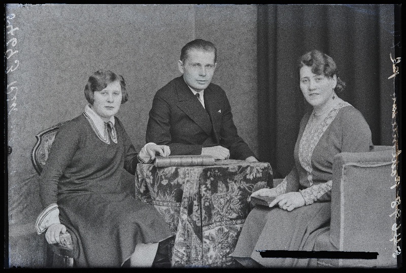 Grupp inimesi, (foto tellijad Rikmann, pr Pohlmann Tallinnast).