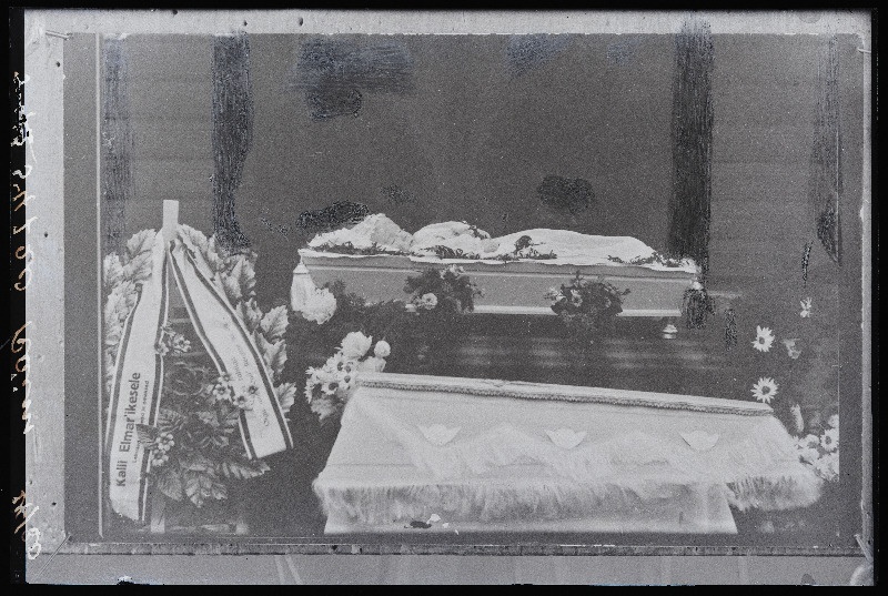 Poiss Elmari põrm kirstus, (foto tellija Räim).