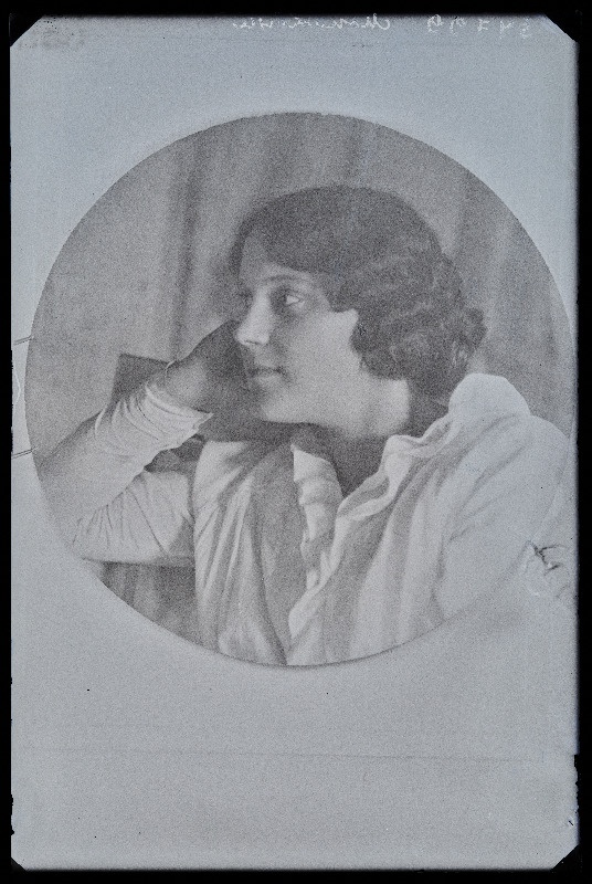 Naise foto, (18.02.1930 fotokoopia, tellija Monakova).
