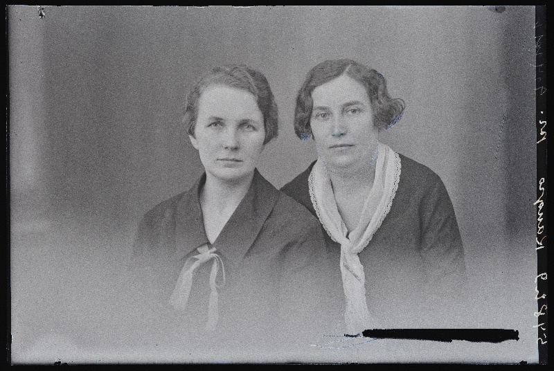 Kaks naist, (foto tellija Kangro).