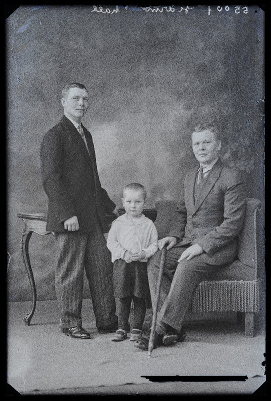 Kaks meest ja poiss, (foto tellija Härm).