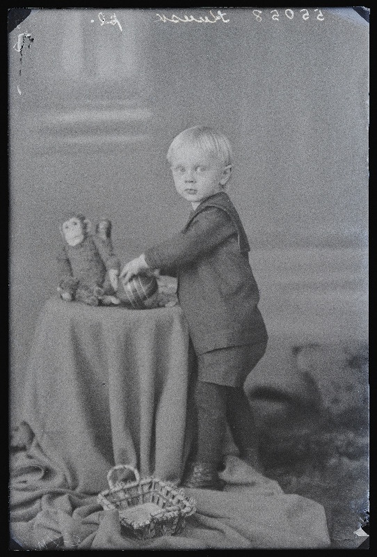 Poiss mänguasjadega, (foto tellija Kuusk).