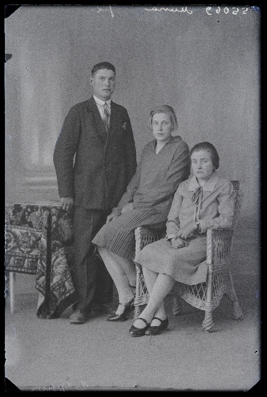 Grupp inimesi, (foto tellija Muna, Viljandi vald, Parduse talu).