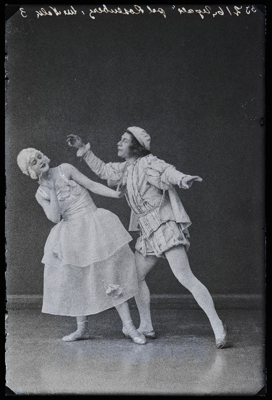 Ugala teatri näitlejad Nolk ja prl Rosenberg lavakostüümis.